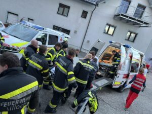 Menschenrettung mittels Feuerwehr Schwerlasttrage